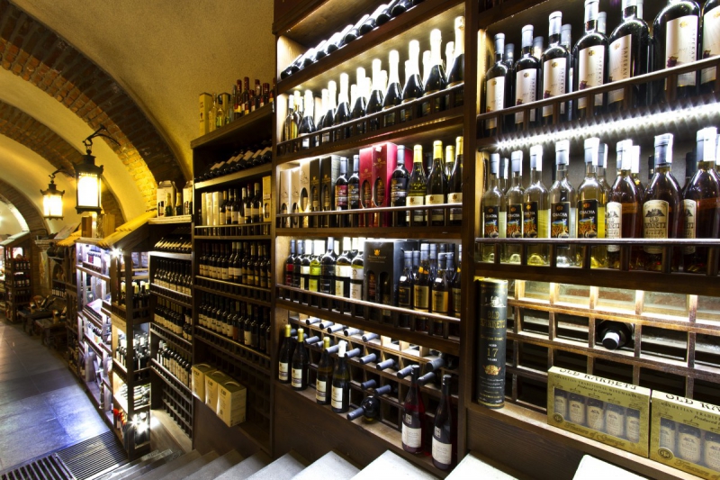 bar-GRASSE-min_world_street_travel_shop_canon_georgia_wine_bottles-429767